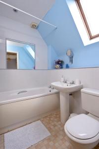 杰德堡Tweed Cottage的浴室配有白色卫生间和盥洗盆。