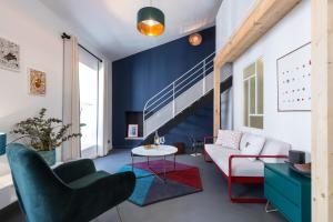 尼斯L'Abeille - Boutique Apartments的客厅设有蓝色墙