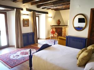 阿维拉莫哈拉兹宫酒店的一间卧室配有一张床和一个壁炉