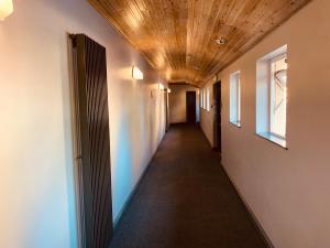 班布里奇The Bannville Hotel的走廊设有木制天花板和长长的走廊