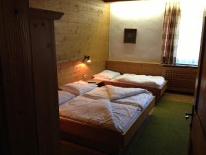 塔伦茨太阳宾馆的带窗户的客房内设有两张单人床。