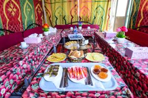 马拉喀什Hôtel Faouzi的一张长桌子,上面有食物