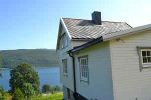LanesKvaløya Lodge的湖景白色房屋