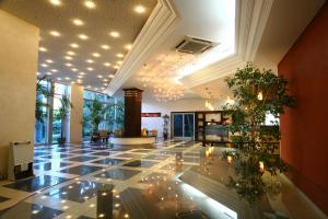 布德瓦蒙特尼果罗酒店的大堂设有瓷砖地板和灯