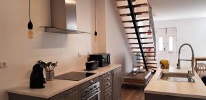 法鲁Casa da Mouraria的厨房设有螺旋楼梯