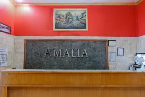 玛琅OYO 778 Guest House Amalia Malang的墙上有阿马拉的标语