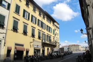 佛罗伦萨Luxury central flat river view的停在大楼旁边的街道上的一群摩托车