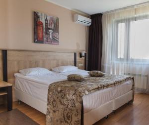 莫斯科弗拉德基诺公寓式酒店的一间卧室配有一张带桌子的床