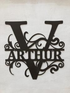 多维尔Villa Arthur的墙上的黑色卡玛标志