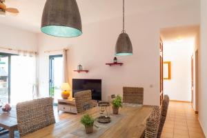 拉奥利瓦Ciel y Mar的客厅配有桌椅和2盏吊灯