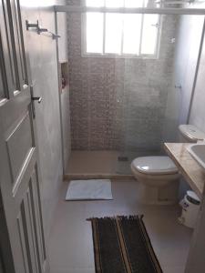 维多利亚Recanto da Vovó com Bike的一间带卫生间和淋浴及窗户的浴室