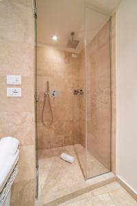 米兰米兰大教堂旅馆的带淋浴的浴室和玻璃门