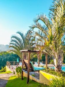 塞拉内格拉景观小屋农家乐的一个带吊床、棕榈树和游泳池的度假村