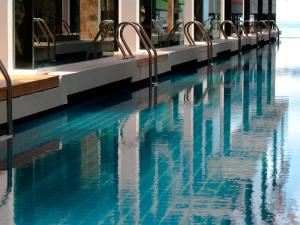 班拉克海滩P10苏梅岛酒店的大楼内的一个蓝色海水游泳池