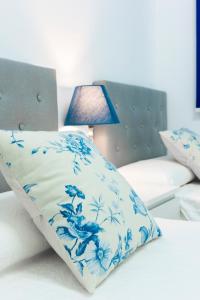 内尔哈EDIFICIO SUR的床上的蓝色和白色枕头,带灯
