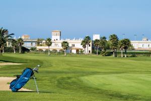 奇克拉纳－德拉弗龙特拉Aldiana Club Andalusien的绿色的高尔夫球场,带蓝色袋子