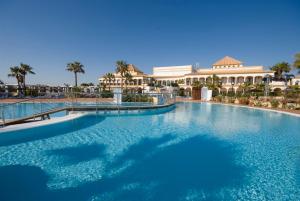 奇克拉纳－德拉弗龙特拉Aldiana Club Andalusien的度假村前的大型游泳池
