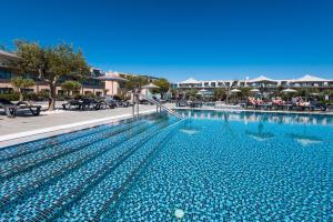 拉戈斯拉各斯维拉港风酒店的蓝色海水度假村的游泳池