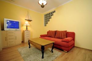 达洛科Apartament z Widokiem na Morze的客厅配有红色沙发和电视