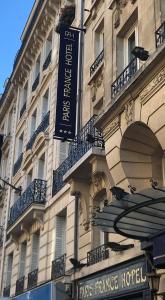 巴黎巴黎法兰西酒店的建筑的侧面有标志