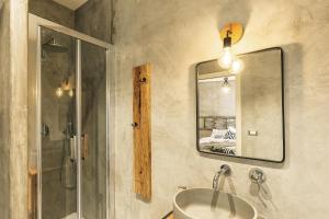 包内伊B&B I Cinque Mori的一间带水槽、镜子和淋浴的浴室