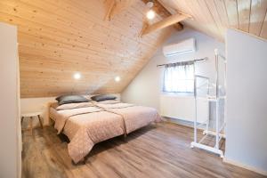 ŽirovnicaGuest House Pr' Čut的一间卧室设有一张床和木制天花板