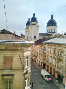 利沃夫Romantic Panorama Krakivska street的享有城市美景,设有建筑和面包车