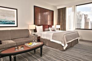 旧金山多纳特罗俱乐部酒店的酒店客房,配有床和沙发