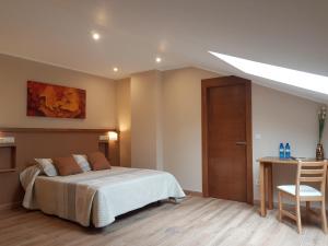 里瓦德塞利亚La Chopera的一间卧室配有一张床和一张桌子及椅子