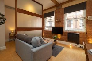 诺丁汉Stylish and comfortable Lace Market Studio Apartment的带沙发和平面电视的客厅