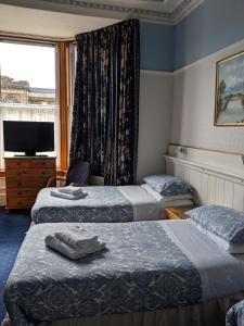 珀斯沃德里旅馆的酒店客房设有两张床和电视。