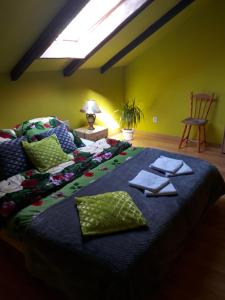 斯莫尔德兹诺Agroturystyka Pod Dębami w Klukach的一间卧室配有一张大床和两张餐巾纸