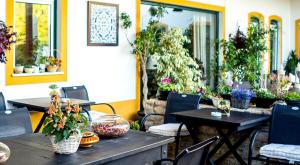 维拉诺瓦德卡塞拉卡萨代卡塞拉韦旅馆的一个带桌椅和盆栽的庭院