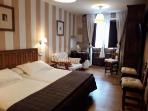 桑提亚纳德玛圣朱莉​​安娜宾馆的一间卧室设有一张床和一间客厅。