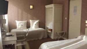 Manslehôtel restaurant Beau-rivage的酒店的客房 - 带2张带白色枕头的床