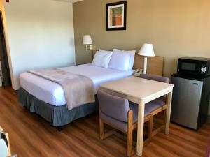 西塔科西雅图 - 塔科玛机场超值酒店的酒店客房设有一张床和一张小桌子。