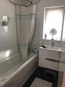 南安普敦Double J8 m27的带浴缸和盥洗盆的浴室