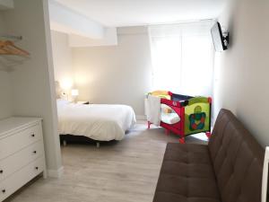 特鲁埃尔Estudios los Arcos的一间小卧室,配有一张床和一张儿童床