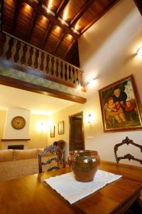 圣欧拉利娅-德加尔Casa Felisa Pirineo Aragonés的一间房间,上面有一张桌子和碗