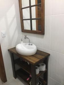 圣博尼法西乌Caminhos da Serra do Tabuleiro - Chalé Araucária的一间带水槽和镜子的浴室