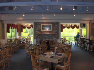 True BluePawleys Island Vacation Rentals llc的一间设有桌椅的用餐室和砖墙