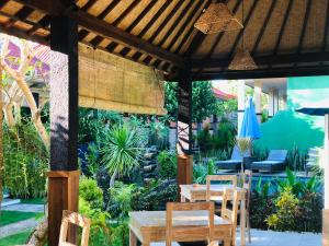 蓝梦岛瓦克图民宿的花园内带桌椅的庭院