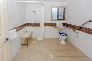 萨维特尔比格4索特尔海滩假日公园的一间带卫生间和淋浴的浴室