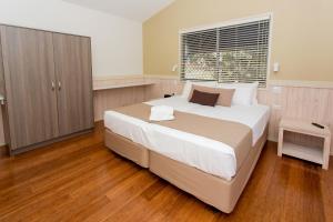 萨维特尔比格4索特尔海滩假日公园的一间卧室设有一张大床和一个窗户。