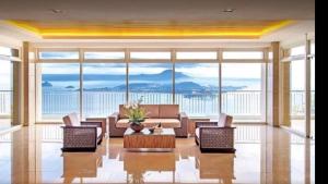 大雅台Wind Residences cool breeze & amazing tagaytay view的客厅配有沙发、椅子和桌子