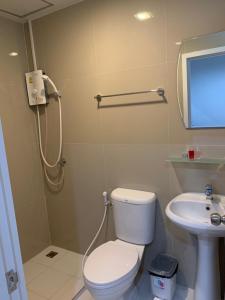 曼谷9TY hotel (ninety hotel)的一间带卫生间和水槽的浴室