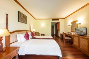 蔻立考拉克海湾度假酒店的配有一张床和一张书桌的酒店客房