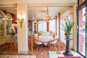 卢尔德布斯珠贝斯特韦斯特酒店的一间配备有白色桌椅的用餐室