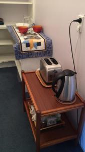 上哈特A Cozy Room with It's Own Privacy的茶壶和烤面包机的桌子