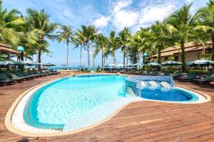 蔻立考拉克海湾度假酒店的棕榈树度假村的游泳池